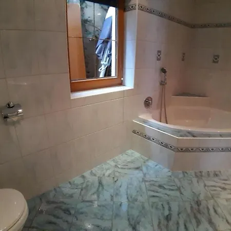 Tropper Comfortable Holiday